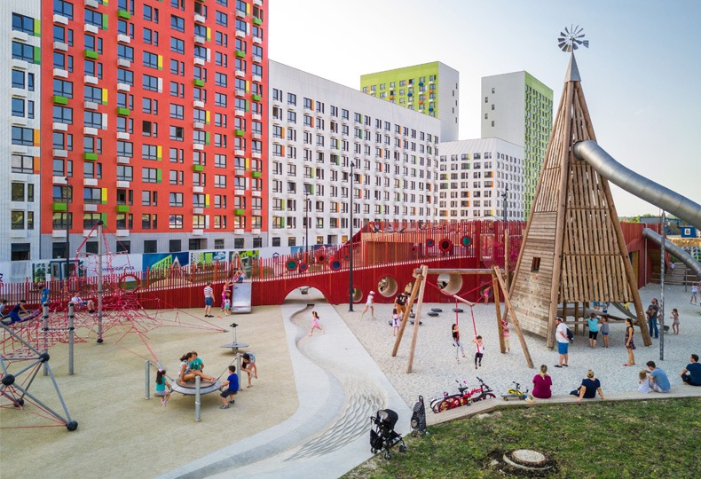 Детская площадку «Пирамиды» в ЖК Бунинские луга и площадка Оригами в ЖК Саларьево парк