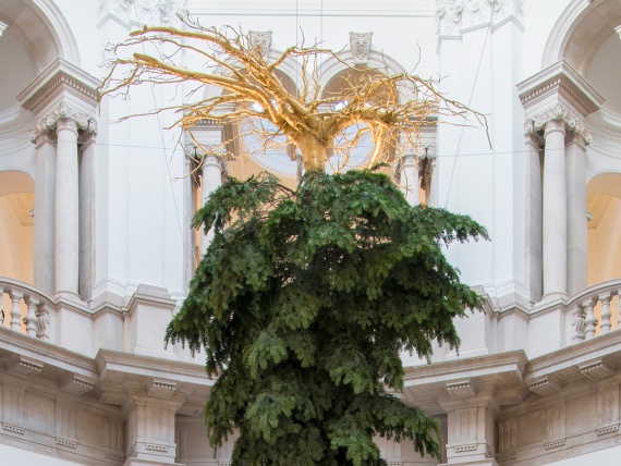 В Британской галерее Тейт перевернутую елку подвесили к потолку