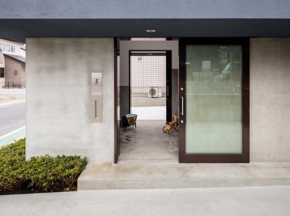 FORM/Kouichi Kimura Architects построили одноподъездный дом в Японии