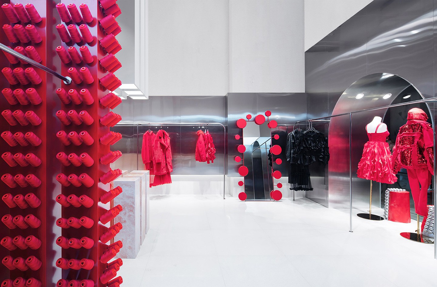 Стальной и красный в магазине Annakiki в Чунцине – проект Joy Season Studio