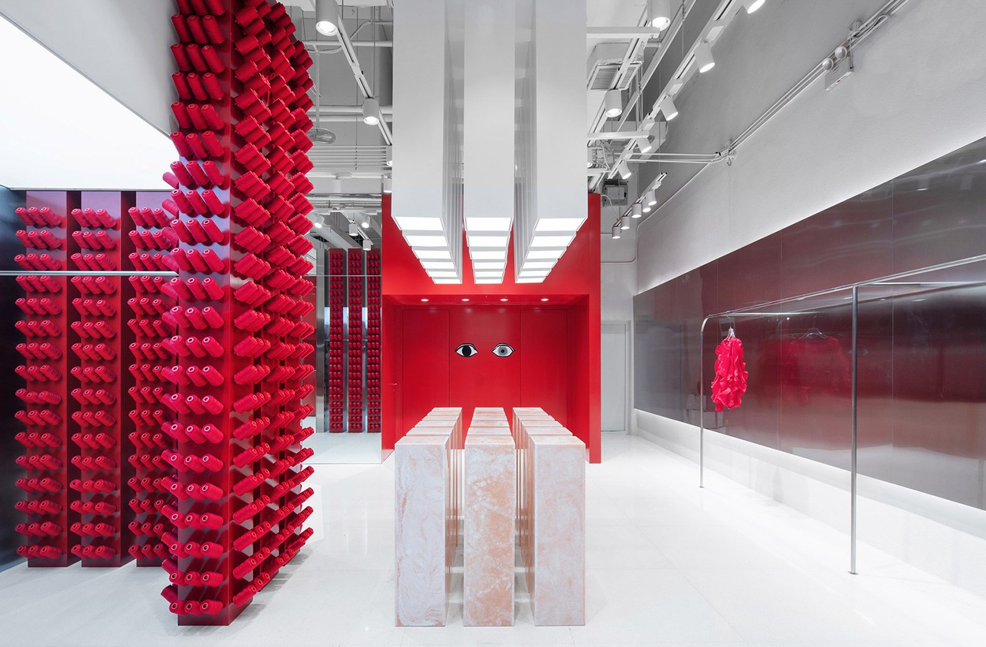 Стальной и красный в магазине Annakiki в Чунцине – проект Joy Season Studio