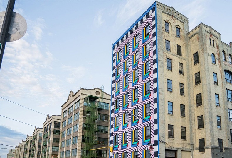 Фасад здания в стиле Memphis в Бруклине, Нью-Йорк, США