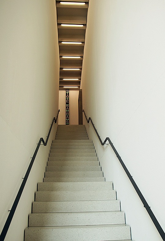 Музей Баухаус, Веймар. Архитектор Хайке Ханада. Лестница, расположенная в центре куба