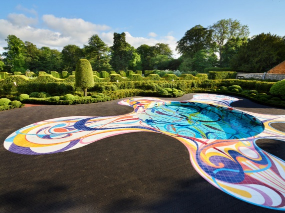 Художница Джоана Васконселос выложила плиткой яркий бассейн в Эдинбурге