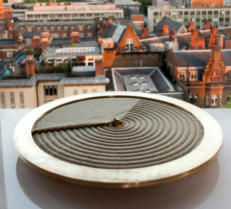 Дизайнеры из Лондона сделали современные песочные часы