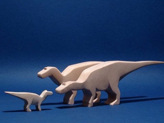 Тобиас Нойкамм создает деревянных динозавров