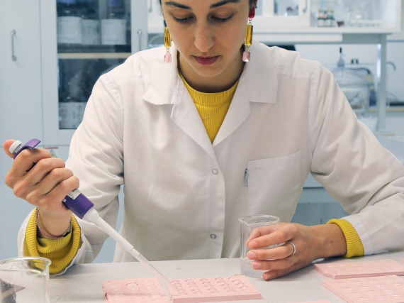 Дизайнер Элисса Брунато делает пайетки из биопластика