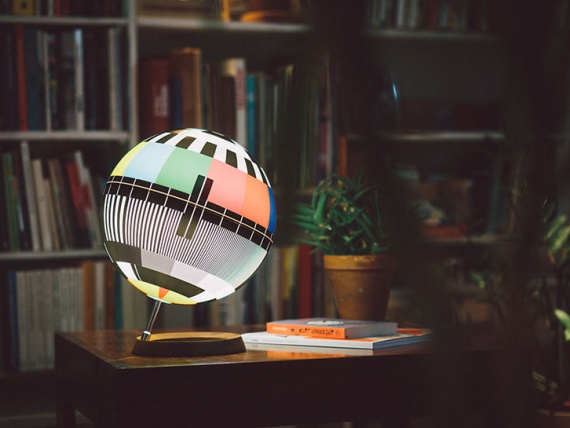 Итальянский дизайнер придумал лампу в память о старом телевизоре