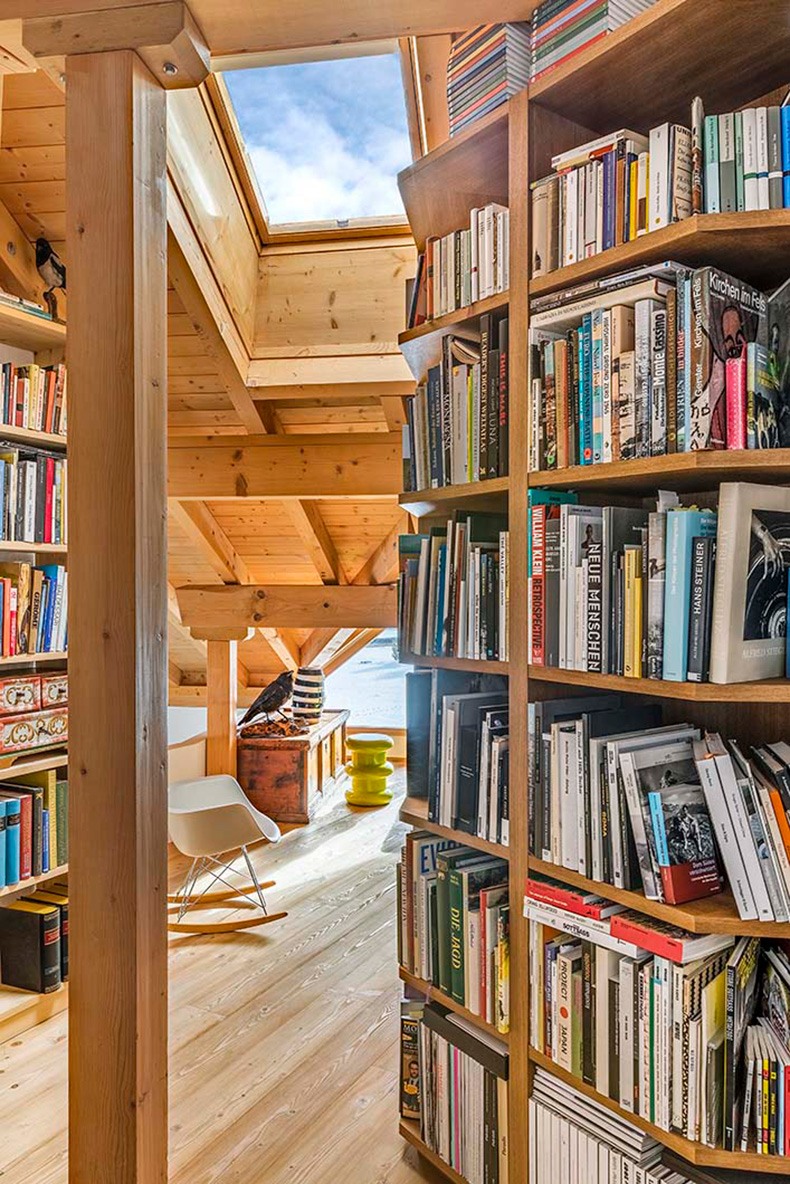 Библиотека сделана на заказ плотником из долины. Книжные полки дополнены мебелью, например, стулом RAR четы Имз, производство — Vitra