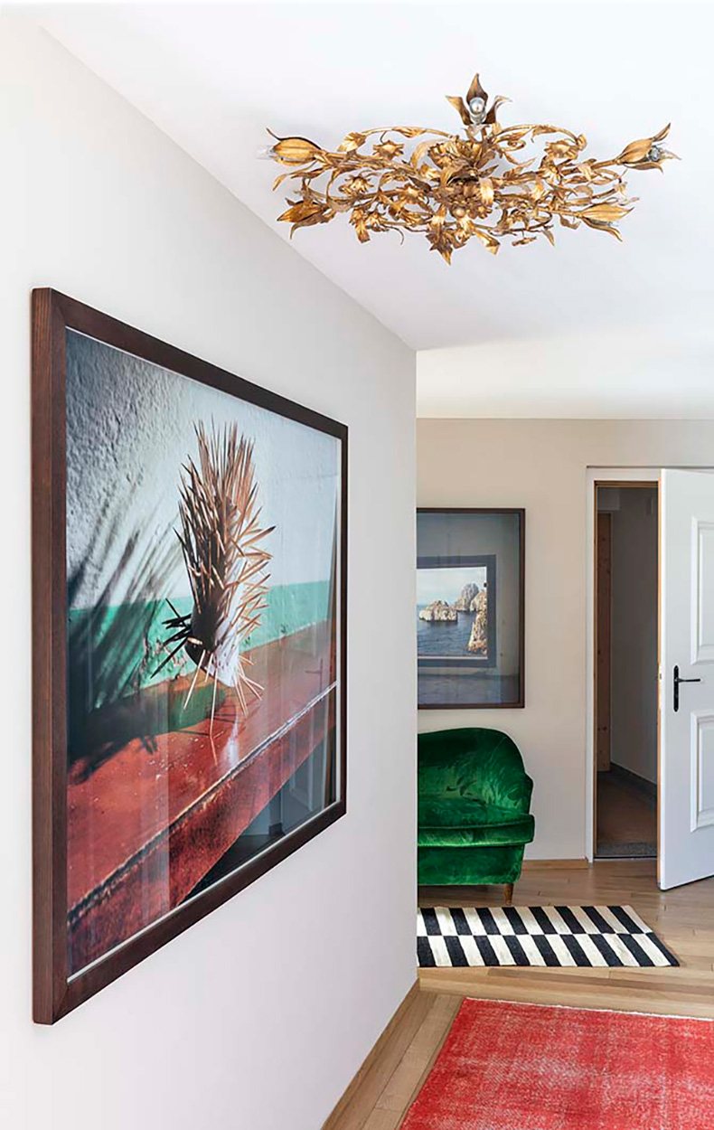 На фотографии — скалы Капри, увековеченные Франсуа Халаром. Люстра и винтажные ковры. Фотография на стене слева — Питер Фрейзер
