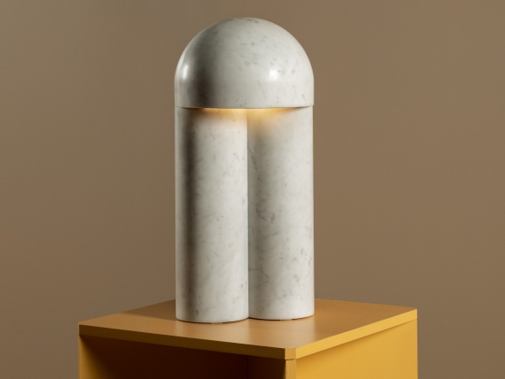 Дизайнер сделал светильник из монолитного камня