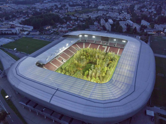 Клаус Литтманн превратил австрийский футбольный стадион в лес