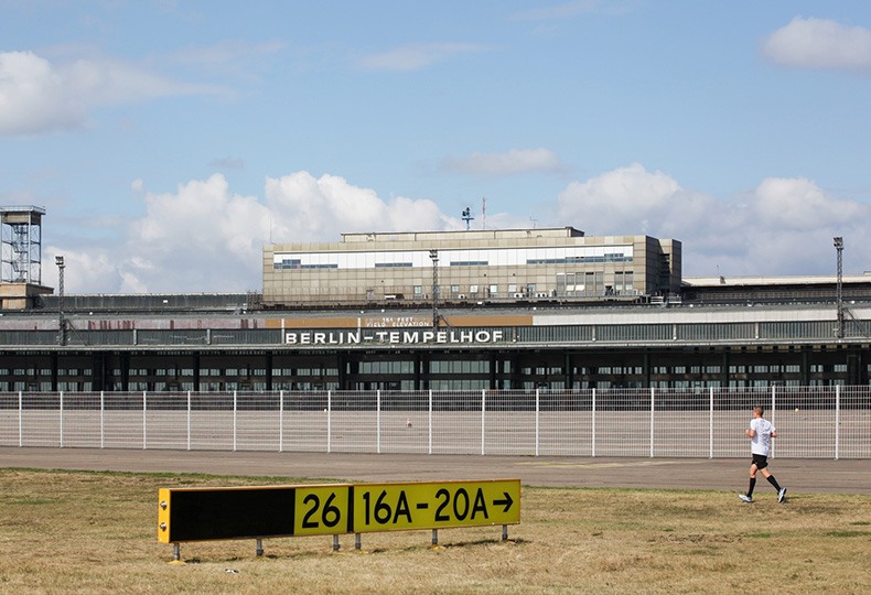 Давно заброшенный берлинский аэропорт Темпельхоф