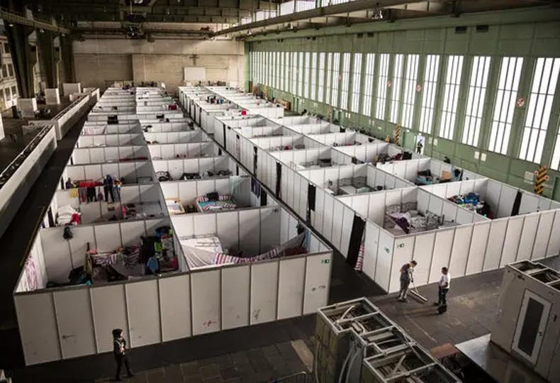Аэропорт Темпельхоф в Берлине стал лагерем для беженцев