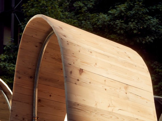 Пол Кокседж построил гигантскую деревянную скамью в центре Лондона