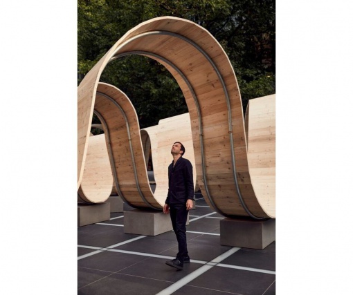 Пол Кокседж построил гигантскую деревянную скамью в центре Лондона