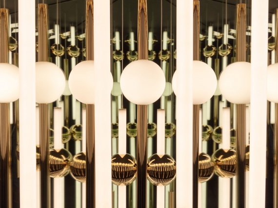 Британский дизайнер Ли Брум создал большой калейдоскоп из света и зеркал