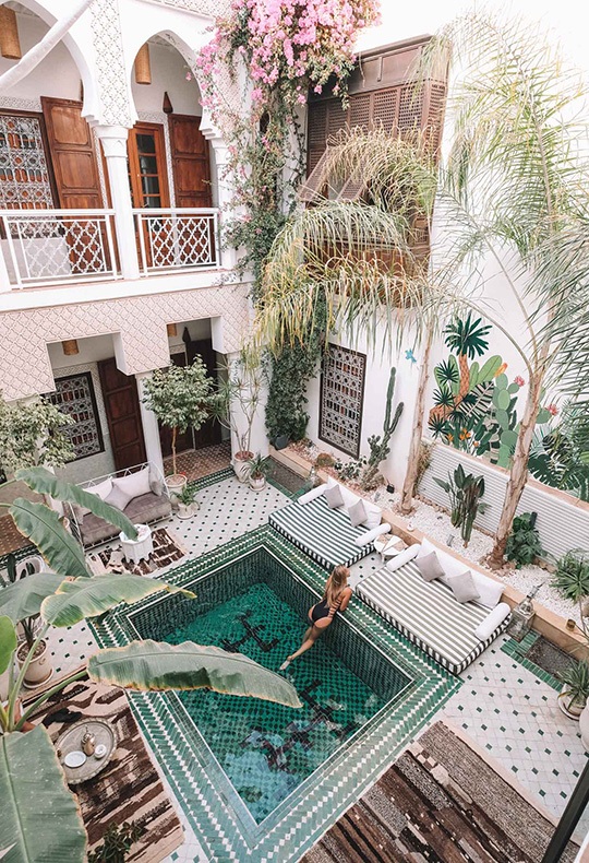 Средиземноморское патио в отеле Riad Yasmine, Марракеш, Марокко. Фото Insta @theblondeabroad