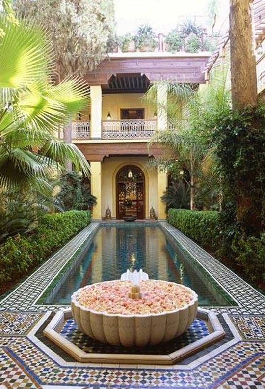 Фонтан и бассейн в средиземноморском стиле в здании типа рияд Riad al moussika, Марракеш, Марокко
