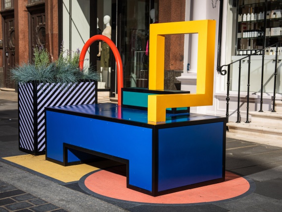 Камила Валала превратила пешеходную улицу Лондона в разноцветную гостиную