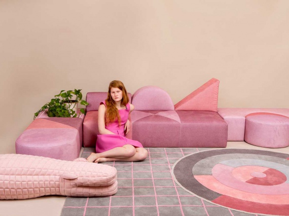 Сарит Шани Хей создала розовую коллекцию мебели в честь 100-летия Баухауса