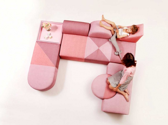 Сарит Шани Хей создала розовую коллекцию мебели в честь 100-летия Баухауса