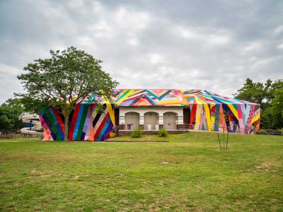 Аманда Браудер превратила здание в Гранд-Рапидсе в разноцветную тканевую скульптуру