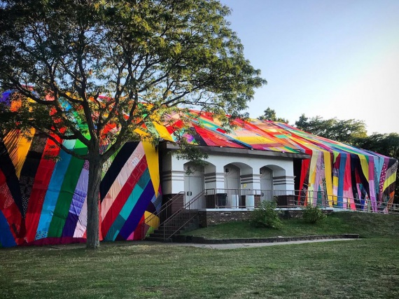 Аманда Браудер превратила здание в Гранд-Рапидсе в разноцветную тканевую скульптуру