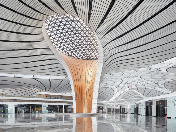 Zaha Hadid Architects завершили строительство терминала в виде морской звезды в аэропорту Пекин Дасин