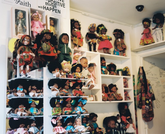 Patta и Coloured Goodies сделали чернокожую куклу с одеждой из переработанной ткани
