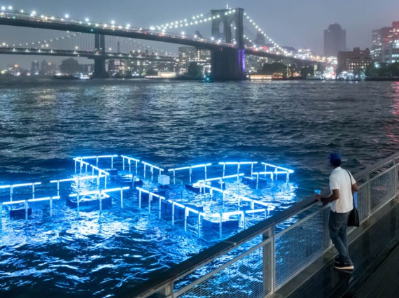 Playlab и Family New York создали светодиодную скульптуру в виде плюса, показывающую уровень загрязнения воды в реке Гудзон