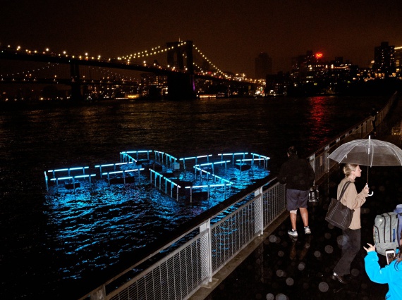 Playlab и Family New York создали светодиодную скульптуру в виде плюса, показывающую уровень загрязнения воды в реке Гудзон