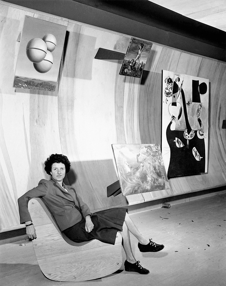 Пегги Гуггенхайм в кресле-качалке Фридриха Кислера, в своей галерее «Искусство этого века», 1942