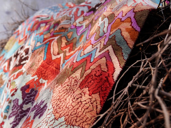 Индийская ремесленница Манджу Деви вручную соткала ковёр из двухсот тысяч узлов