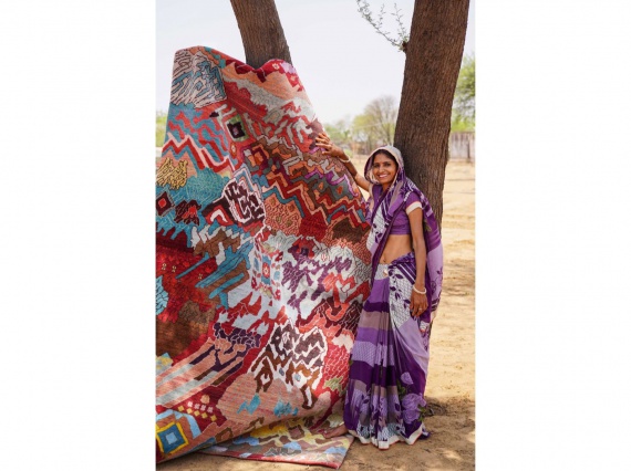 Индийская ремесленница Манджу Деви вручную соткала ковёр из двухсот тысяч узлов