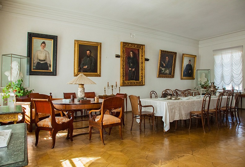 Зала дома Льва Толстого в Ясной Поляне