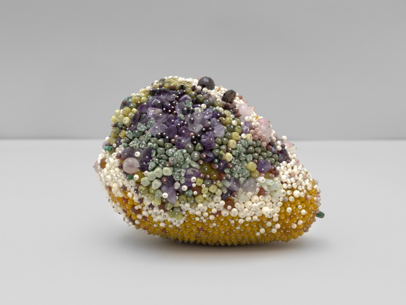 Кэтлин Райан создает скульптуры гнилых фруктов из драгоценных камней
