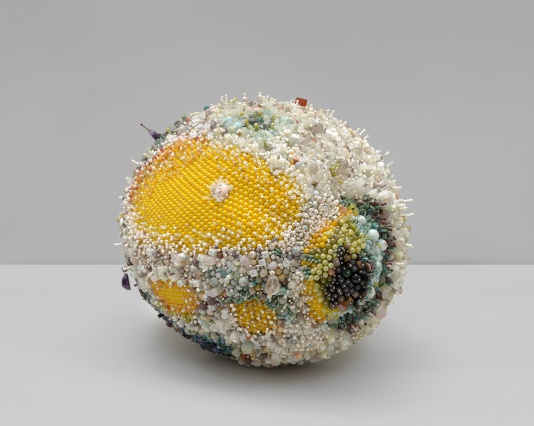 Кэтлин Райан создает скульптуры гнилых фруктов из драгоценных камней
