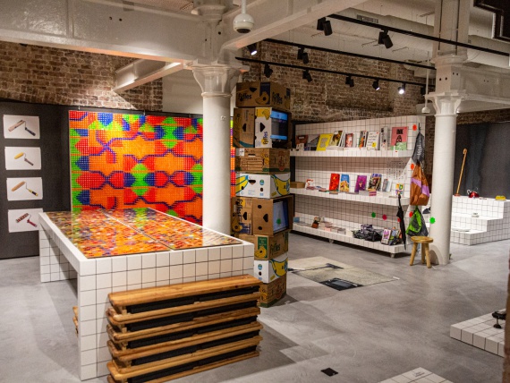 ​В Лондоне открылся концептуальный магазин Vans с арт-галереей в подвале.