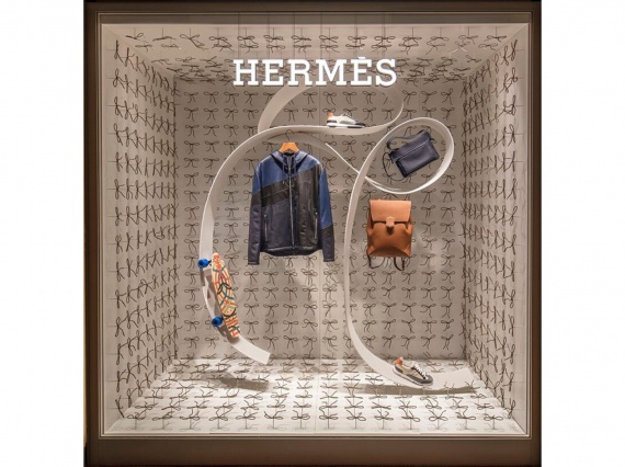 ​​Маурицио Галанте и Тал Ланцман создали витрины для флагманского магазина Hermès в Гонконге