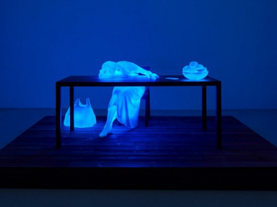 Выставка Дага Эйткена в Лондоне исследует связь и одиночество в современной мире