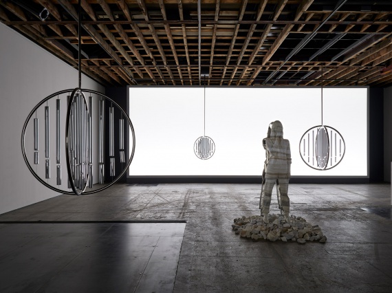 Выставка Дага Эйткена в Лондоне исследует связь и одиночество в современной мире