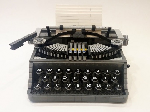 ​Стив Гиннесс сделал из кубиков LEGO печатную машинку в натуральную величину