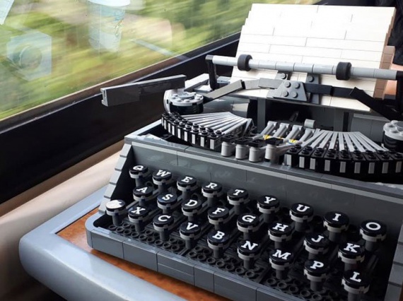 ​Стив Гиннесс сделал из кубиков LEGO печатную машинку в натуральную величину