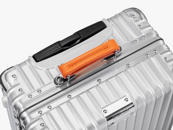 RIMOWA представила радужный чехол для iPhone и новую серию чемоданов с цветными акцентами