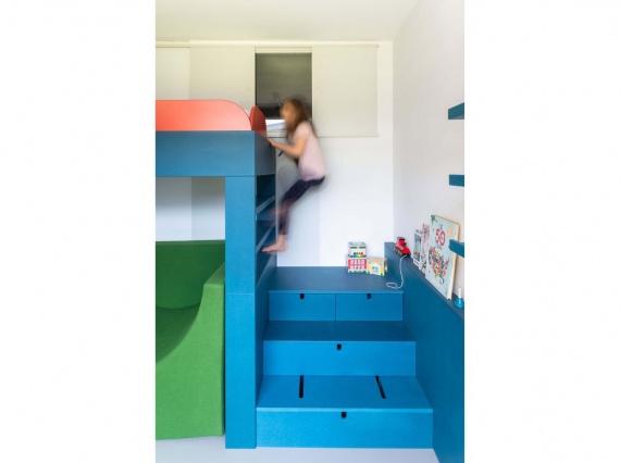 Studio Ben Allen переделали односпальные апартаменты в Лондоне в квартиру для семьи с ребенком