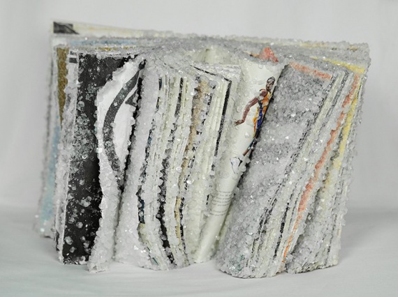 Алексис Арнольд превращает старые книги в покрытые кристаллами скульптуры