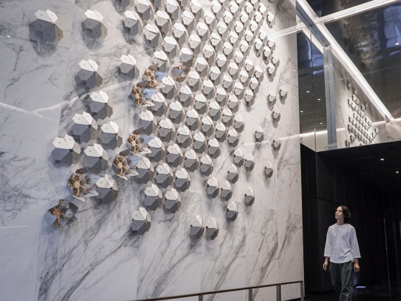 Дизайн-студия WHYIXD создала для здания в Тайване 140 механических рододендронов