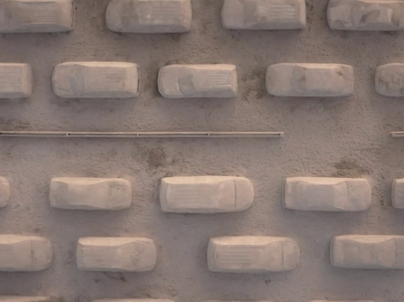 Художник Леандро Эрлих создал автомобильную пробку из песка