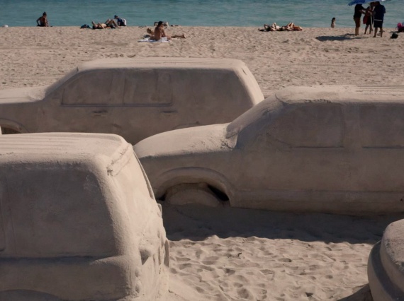 Художник Леандро Эрлих создал автомобильную пробку из песка